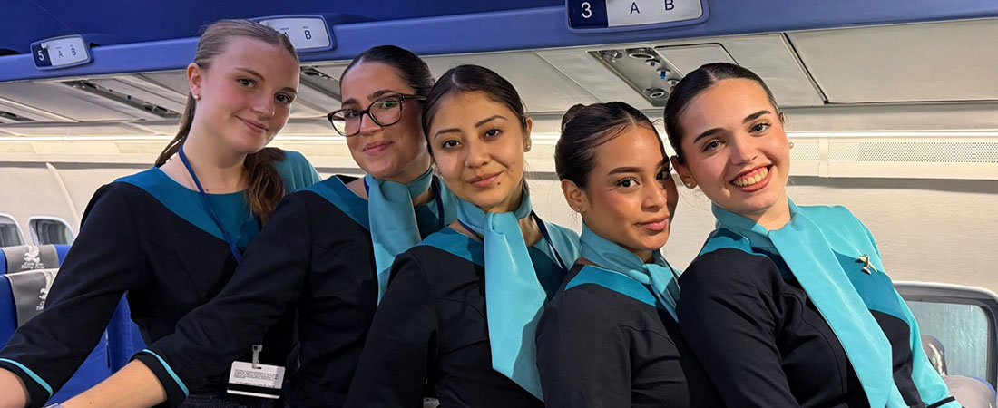 Tripulantes de cabina de pasajeros en el interior de un avión durante formación de curso TCP