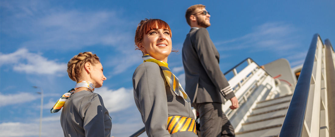 Azafatas de vuelo subiendo a un avión antes de un servicio aéreo