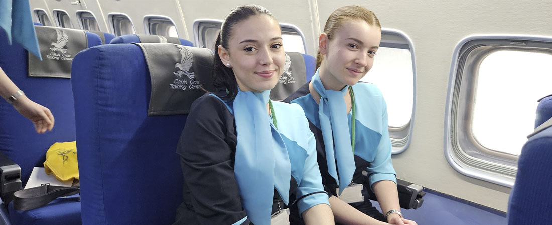 Tripulantes de cabina con uniforme profesional reflejando la realidad detrás del trabajo de TCP